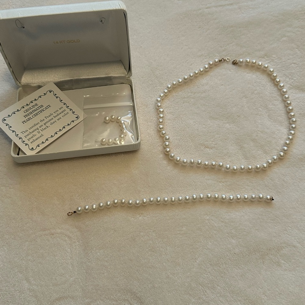 Freshwater pearl necklace and bracelet set